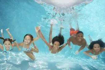 bambini che giocano in piscina