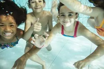 crianças na piscina debaixo d'água