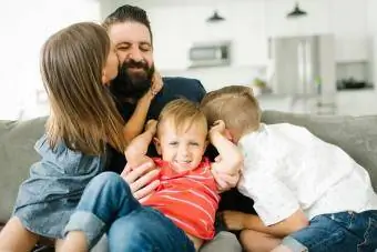 felice padre single con bambini