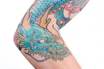 Sininen japanilainen lohikäärmetatuointi käsivarressa