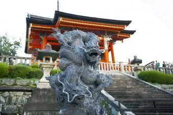 Бронзовый дракон, скульптура в городе Киото, Япония.