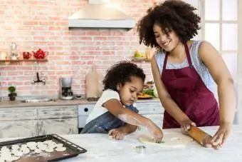 майка и дъщеря готвят заедно