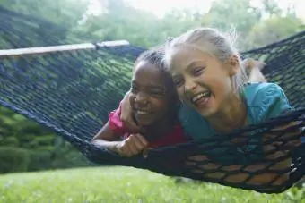 twee meisjes lachen in hangmat