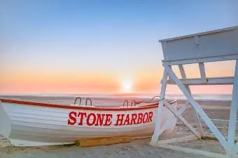 El amanecer sobre la playa en Stone Harbor, Nueva Jersey.
