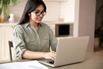 LinkedIn tavsiyesi yazan kadın