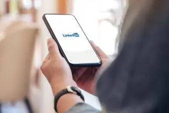 Ұялы телефонда LinkedIn ұсынысын беретін әріптес