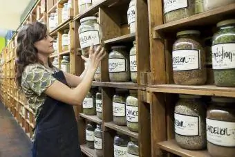 Kruidengeneeskundige in apotheek winkel