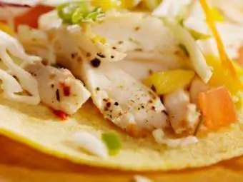 Taco ikan dengan salsa mangga