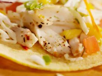 Taco de peixe com molho de manga