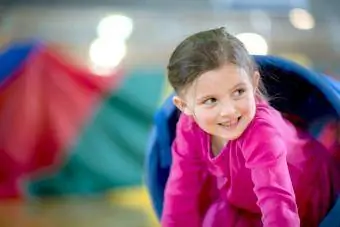 Petite fille dans une course à obstacles