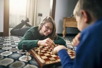 Frère et sœur jouant aux échecs