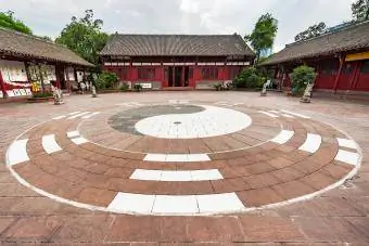 Yin yang devant un temple taoïste