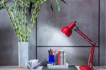 Mūsdienīgs biroja galds ar lampu un Lucky-bambusa vāzi