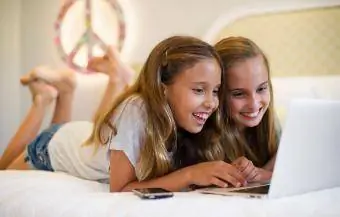 gülümseyen kızlar bilgisayara bakıyor