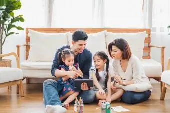 família usando tablet para jogar