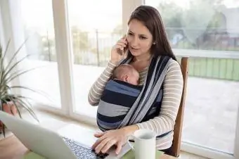 работеща от вкъщи майка, използваща кош за бебета със свободни ръце