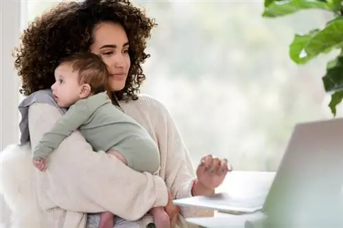 11 varčevalnih načinov za delo od doma z dojenčkom