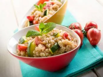 Barley risotto na may zucchini at sariwang kamatis