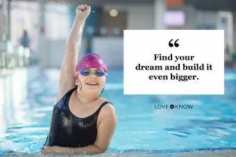 دختر جوان شنای رقابتی