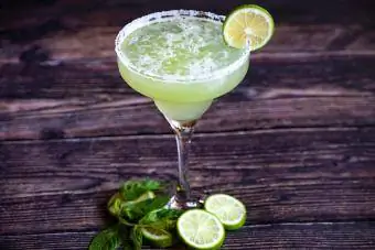 Agave margarita med limebåde og s altet glas