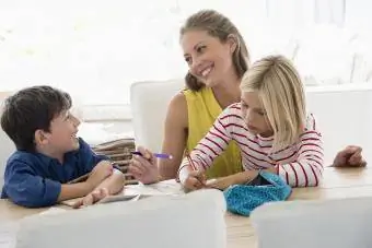 madre e hijos jugando juegos de palabras