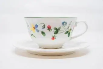 Elegantná starožitná šálka na čaj s jahodovým vzorom