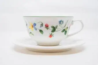 Elegante taza de té antigua con estampado de fresas