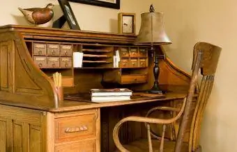Antica scrivania con ripiano a rotelle