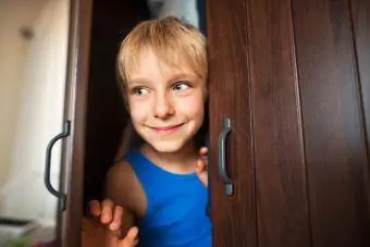 Kleiner Junge spielt im Camp Streiche