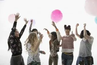 подростки играют в игру с воздушным шариком