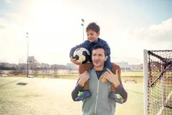 Ojciec i syn na boisku piłkarskim