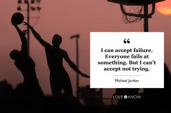 Hombres jóvenes jugando baloncesto al atardecer