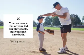 Far og sønn på baseballbane