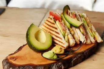 Veganes Club Sandwich mit Avocado