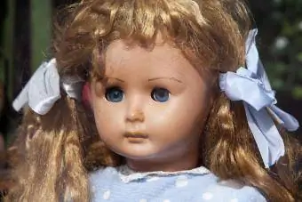 Doll hnav xiav tiab nrog strawberry blonde pigtails