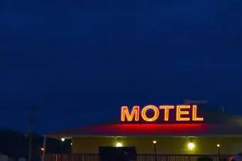 Altes neonfarbenes Motelschild bei Nacht