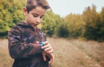 Jongen die de tijd controleert