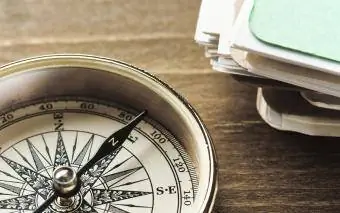 Kompass und Papiere auf einem Tisch
