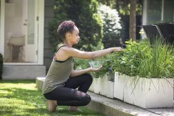 jugendliche Gartenarbeit