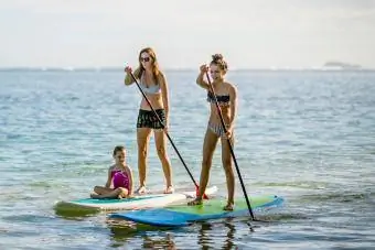 Ayakta kürek sörfü yapan aile