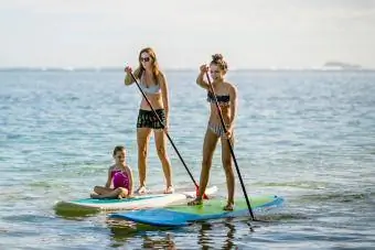 Familie de stand up paddleboarding