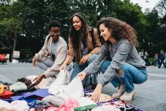 Venta de garaje para adolescentes y mercadeo de pulgas.