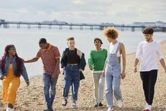 Teenager, die am Strand spazieren gehen