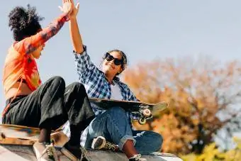 Mädchen-Skateboarder geben sich gegenseitig High Five im Skatepark