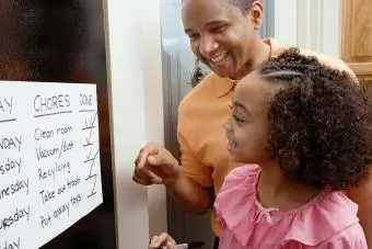 Bapa dan anak perempuan Afrika melihat carta kerja