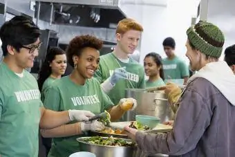 Bénévoles travaillant dans une cuisine servant de la nourriture