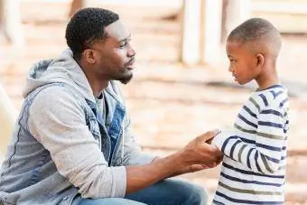 baba genç oğluyla empatiyle konuşuyor