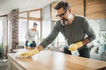 Pai e filha limpando cozinha