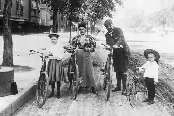 Famille en sortie à vélo