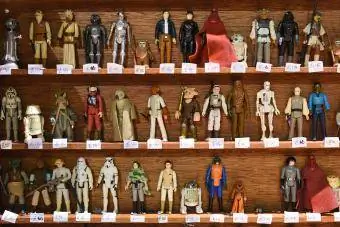 Action figure di Star Wars esposte sullo scaffale | Uso editoriale Getty